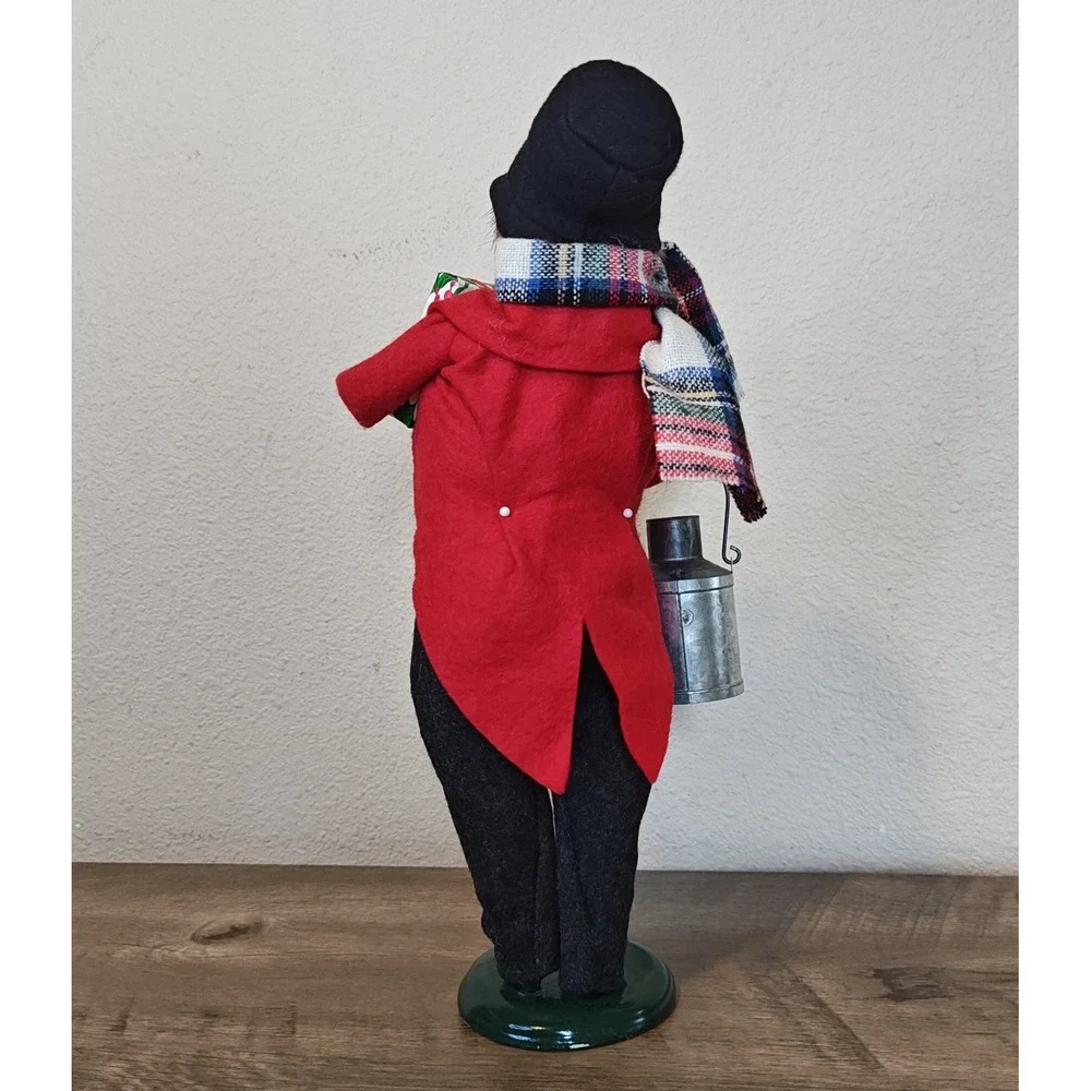 Byers Choice 2004 Caroler Figurine Christmas Red Green Milkman Limited Ed 27/100